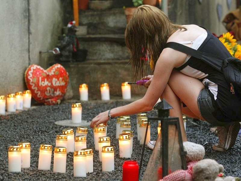 Bei der Nacht der 1000 Lichter gedachten Hinterbliebene am Dienstagabend den Opfern der Loveparade-Katastrophe vor drei Jahen. Bei einer Massenpanik waren 21 Menschen ums Leben, mehr als 500 wurden verletzt.