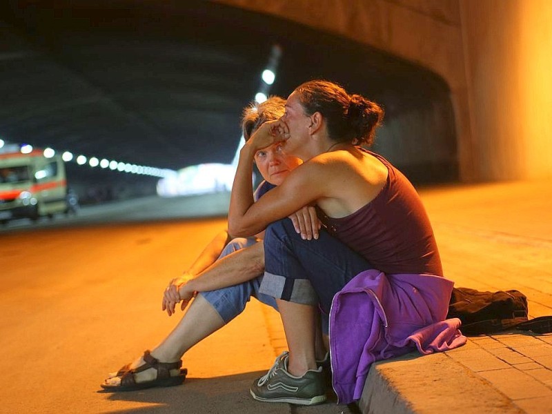 Bei der Nacht der 1000 Lichter gedachten Hinterbliebene am Dienstagabend den Opfern der Loveparade-Katastrophe vor drei Jahen. Bei einer Massenpanik waren 21 Menschen ums Leben, mehr als 500 wurden verletzt.