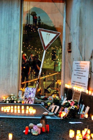 Bei der Nacht der 1000 Lichter gedachten Hinterbliebene am Dienstagabend den Opfern der Loveparade-Katastrophe vor drei Jahen. Bei einer Massenpanik waren 21 Menschen ums Leben, mehr als 500 wurden verletzt.