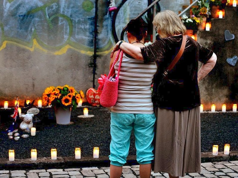 Bei der Nacht der 1000 Lichter gedachten Hinterbliebene am Dienstagabend den Opfern der Loveparade-Katastrophe vor drei Jahen. Bei einer Massenpanik waren 21 Menschen ums Leben, mehr als 500 wurden verletzt.