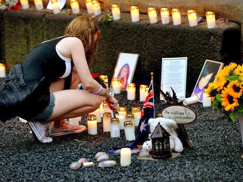 Bei der Nacht der 1000 Lichter gedachten Hinterbliebene am Dienstagabend den Opfern der Loveparade-Katastrophe vor drei Jahen. Bei einer Massenpanik waren 21 Menschen ums Leben, mehr als 500 wurden verletzt.