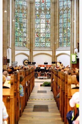 Die einstündige Zeremonie war gespickt mit Gänsehautmomenten. : Der Atem stockte vielen, als die laut vorgelesenen Vornamen der 21 Opfer im Hall des Kirchenschiffs erklangen. Zu jedem Namen wurde eine Kerze entzündet. 