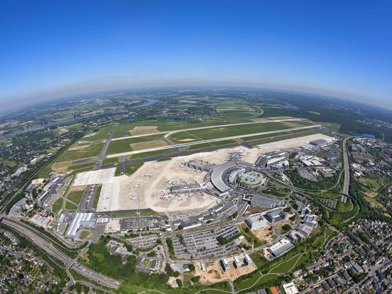 Doch der Flughafen Düsseldorf hat auch ein massives Problem mit Verspätungen. Während bundesweit 4,5 Prozent aller Flieger mit mehr als einer halben Stunde Verzögerung starteten, sind es laut einer Erhebung der Grünen-Bundestagsfraktion 2013 in der Landeshauptstadt 11,1 Prozent. Bundesweit starten demnach jeden Tag 33.000 Fluggäste mindestens 30 Minuten, 1500 Passagiere sogar über drei Stunden zu spät.