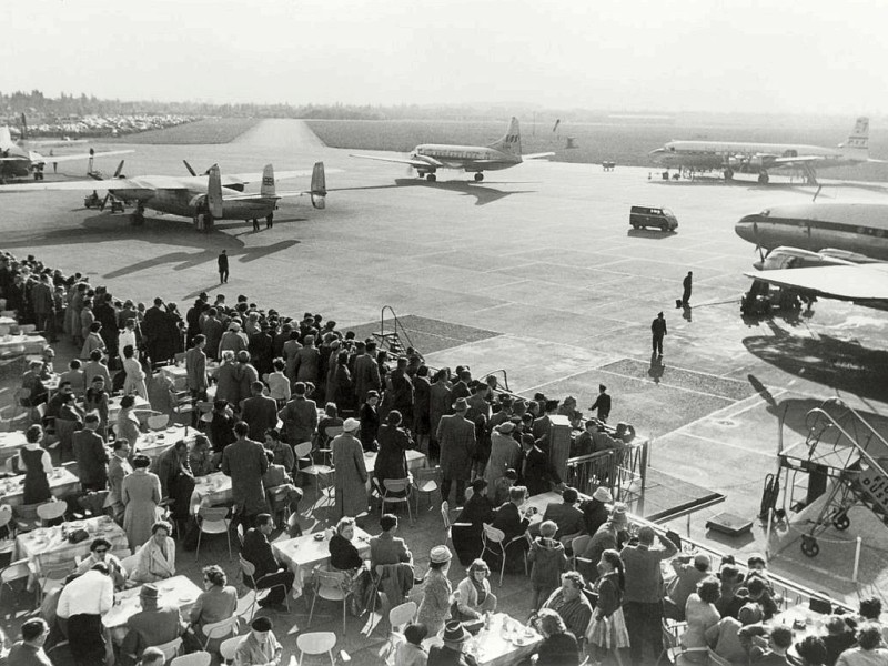 Das Geschehen auf dem Flughafen zog immer wieder Schaulustige an. Sie genossen den Blick vom Flughafenrestaurant auf das Rollfeld - hier im Jahr 1956.