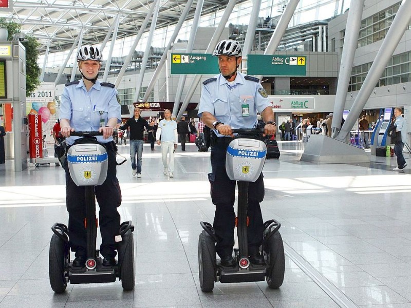 Blicke ziehen immer wieder auch die Polizisten am Flughafen auf sich: Die Polizei patroulliert seit 2010 auf Segways durch den Flughafen. Diese werden mit Hilfe von Gewichtsverlagerung bewegt und gesteuert.