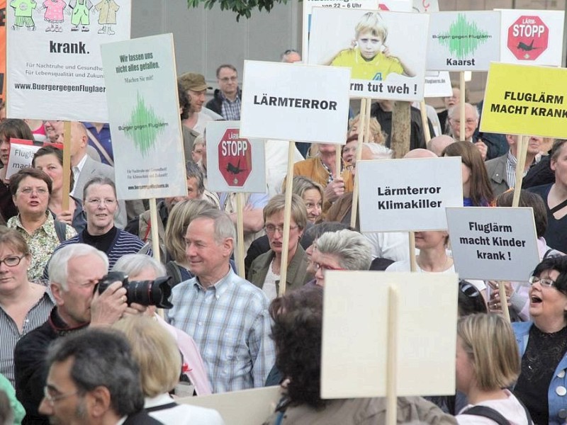 Eine Hauptforderung: Damit ein gesunder Schlaf möglich ist, sollten zwischen 22 und 6 Uhr keine Flieger mehr starten oder landen. Der Flughafen jedoch wehrt sich.