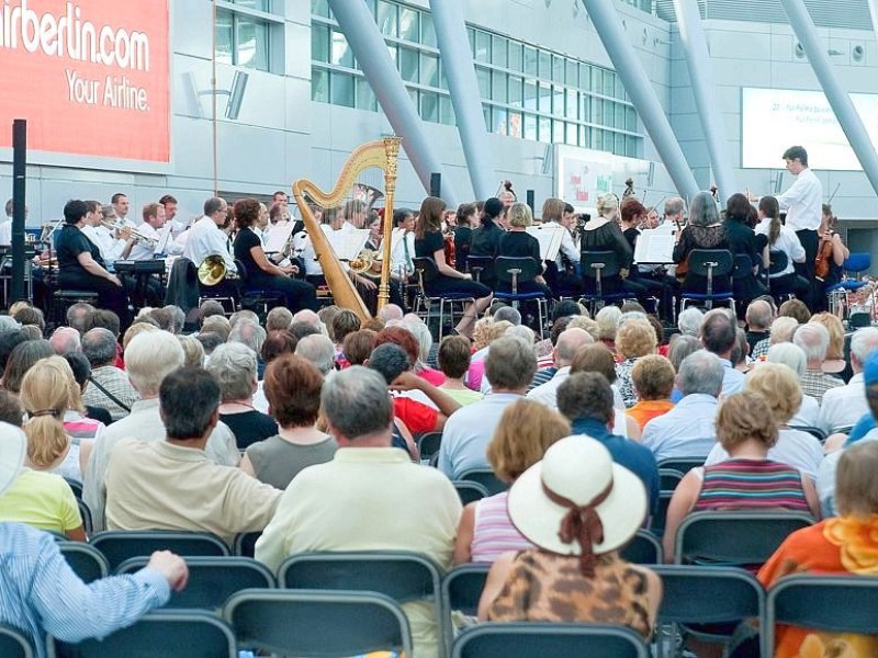 Fußball gespielt wurde hier zwar nicht, aber vor dem Spiel um Platz Drei am Abend, bei dem die deutsche Mannschaft dabei war, stand das Gastspiel der Symphoniker unter dem Motto der schwarz-weißen Lederkugel.