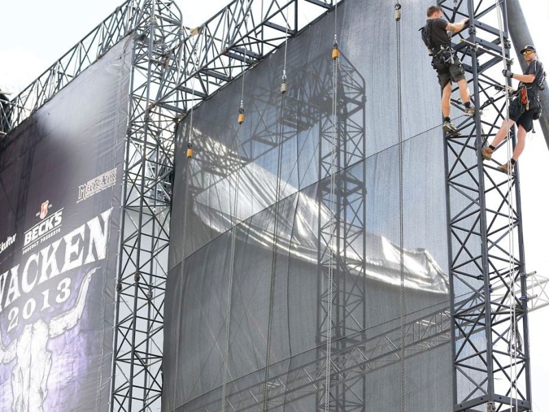 75.000 Metal-Fans wollen die Bands auf dem Wacken-Open-Air-Festival sehen.