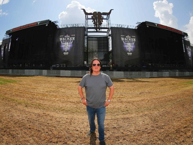 Thomas Jensen, Gründungsmitglied des Wacken-Open-Air-Festivals (WOA), steht im schleswig-holsteinischen Wacken vor der Hauptbühne des Festivalgeländes.