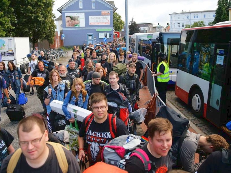 Fans des Wacken-Open-Air-Festivals bevölkern im schleswig-holsteinischen Itzehoe den Bahnhof.