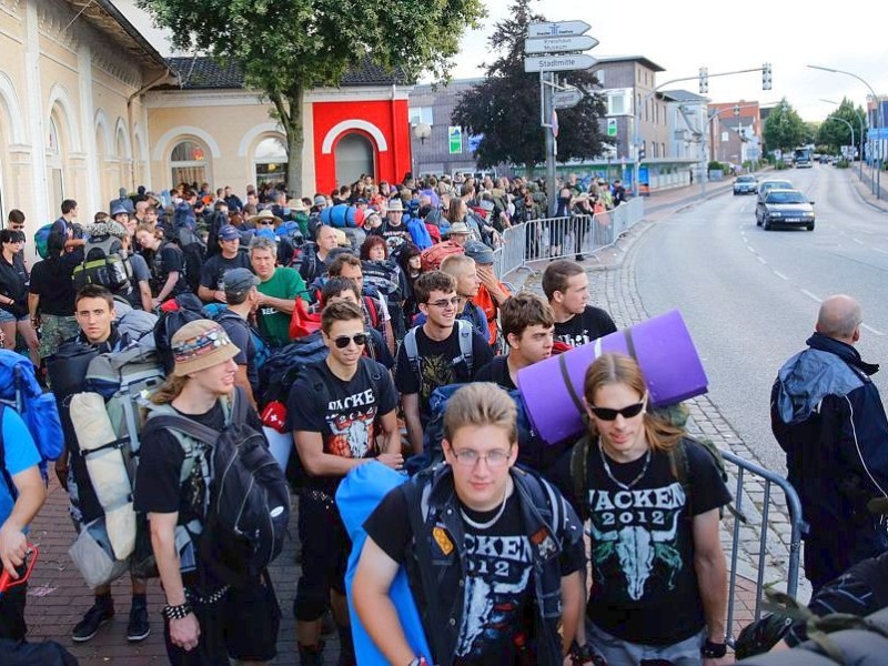 Rund 900 Besucher aus Süddeutschland reisen zum größten Heavy-Metal-Festival der Welt mit dem Sonderzug Metal-Train an.