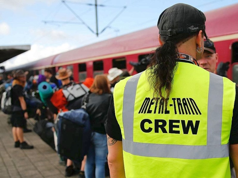 Fans des Wacken-Open-Air-Festivals bevölkern im schleswig-holsteinischen Itzehoe den Bahnhof.