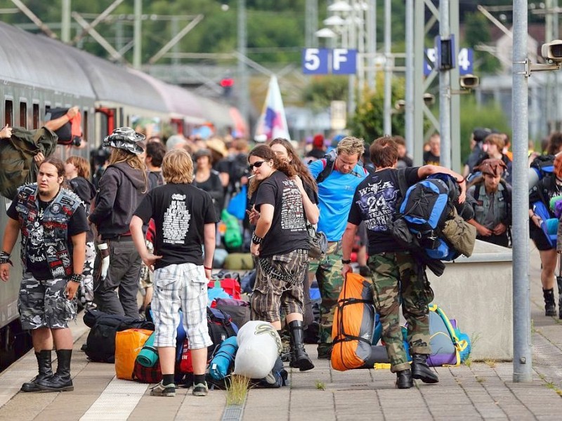 Rund 900 Besucher aus Süddeutschland reisen zum größten Heavy-Metal-Festival der Welt mit dem Sonderzug Metal-Train an.