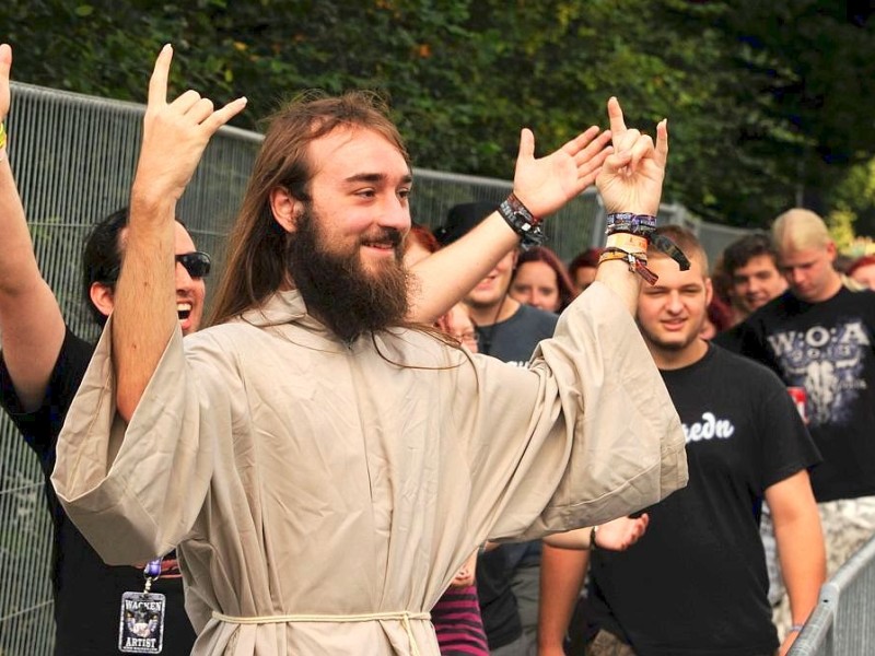 Rund 75.000 Heavy-Metal-Fans kommen zum 24. Wacken-Open-Air-Festival in die 1800-Seelen-Gemeinde.