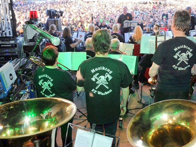 Auch die Band der örtlichen Freiwilligen Feuerwehr spielte auf dem Festgelände in Wacken (Schleswig-Holstein).