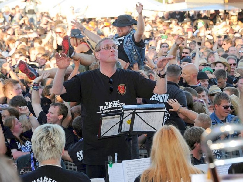 Für die Fans ist die Feuerwehrkapelle ein willkommener Bestandteil des Festivals.