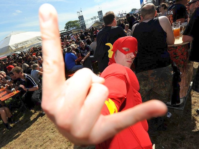 Der Gruß der Heavy-Metal-Fans, die Pommesgabel.