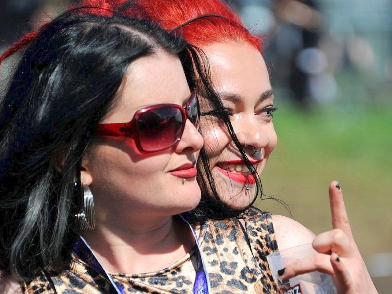 Tolles Wetter, tolle Stimmung: Festivalbesucherinnen posieren auf dem Festgelände.