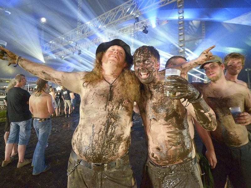 Mehr als 75.000 Menschen lassen sich in Wacken auch von der Hitze nicht die Laune verderben.