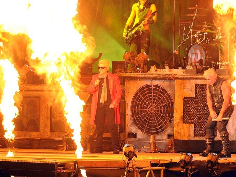 Schlagersänger und Neu-Rocker Heino (74) ist am späten Donnerstagabend als Überraschungsgast beim Heavy-Metal-Festival im schleswig-holsteinischen Wacken gemeinsam mit der Band Rammstein aufgetreten.