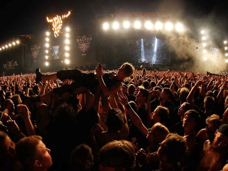 Schlagersänger und Neu-Rocker Heino (74) ist am späten Donnerstagabend als Überraschungsgast beim Heavy-Metal-Festival im schleswig-holsteinischen Wacken gemeinsam mit der Band Rammstein aufgetreten.