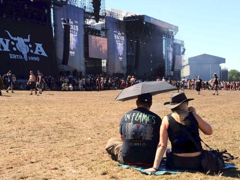 Staub, Morast und glühende Hitze: So schwitzen die Heavy-Metal-Fans beim Festival in Wacken.