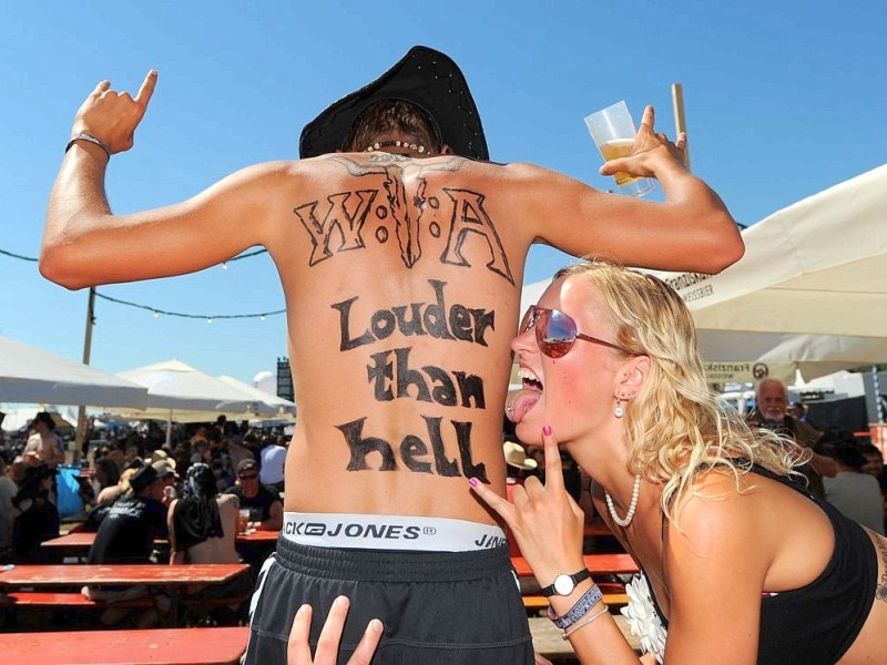 Staub, Morast und glühende Hitze: So schwitzen die Heavy-Metal-Fans beim Festival in Wacken.