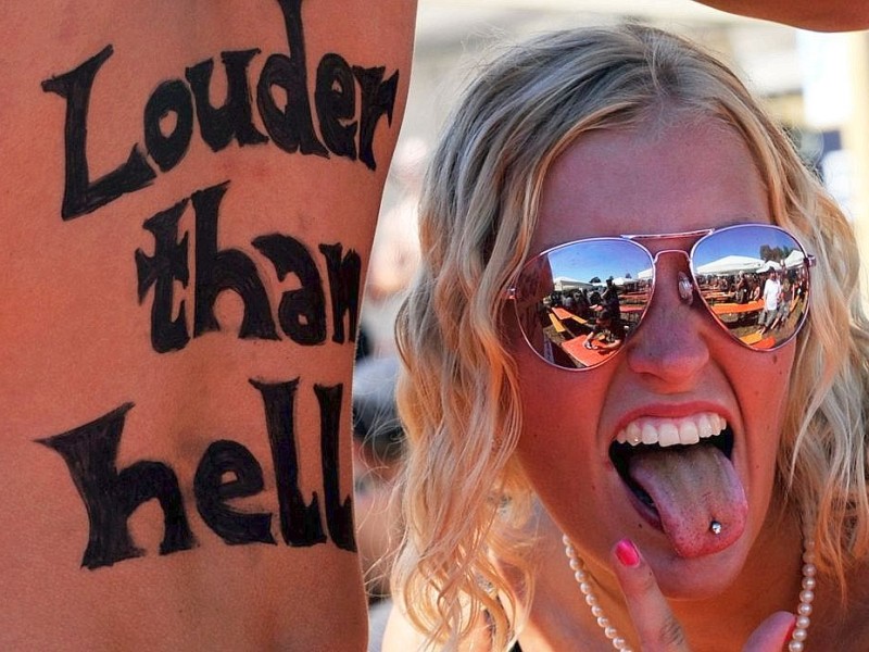 Staub, Morast und glühende Hitze: So schwitzen die Heavy-Metal-Fans beim Festival in Wacken.