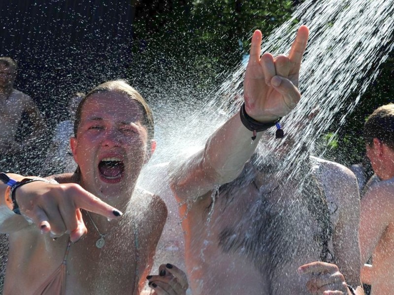 Staub, Morast und glühende Hitze: So schwitzen die Heavy-Metal-Fans beim Festival in Wacken.