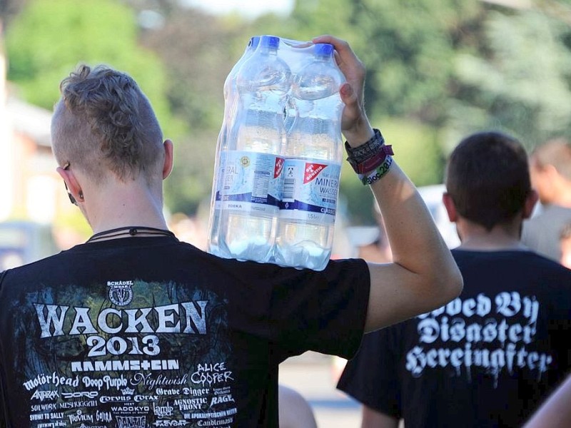 Staub, Morast und glühende Hitze: So schwitzen die Heavy-Metal-Fans beim Festival in Wacken.