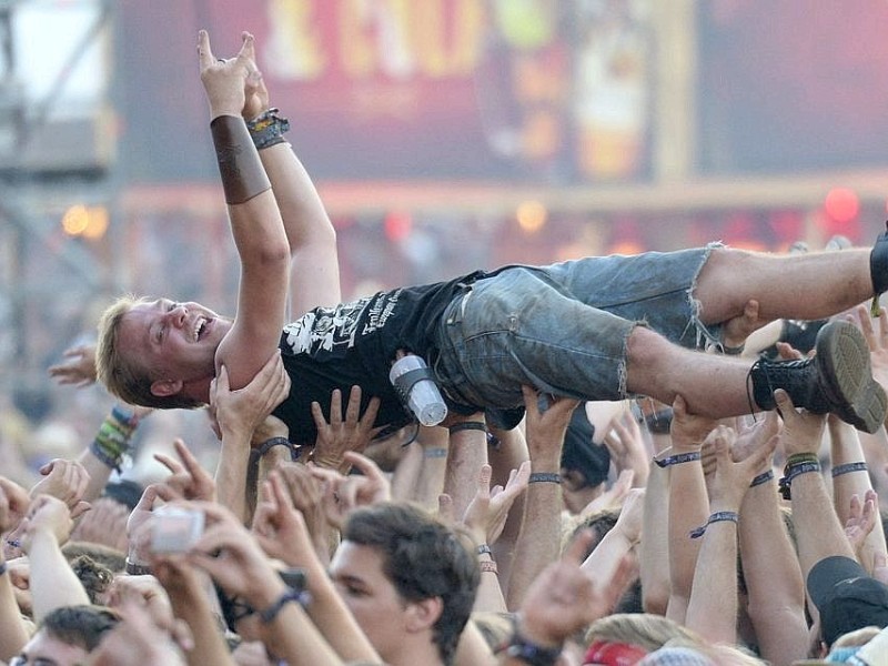 Staub, Morast und glühende Hitze: So schwitzen die Heavy-Metal-Fans beim Festival in Wacken.