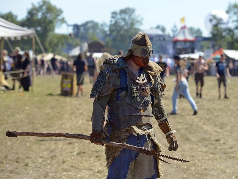 Staub, Morast und glühende Hitze: So schwitzen die Heavy-Metal-Fans beim Festival in Wacken.