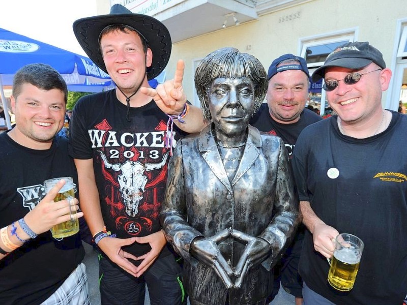 Staub, Morast und glühende Hitze: So schwitzen die Heavy-Metal-Fans beim Festival in Wacken.