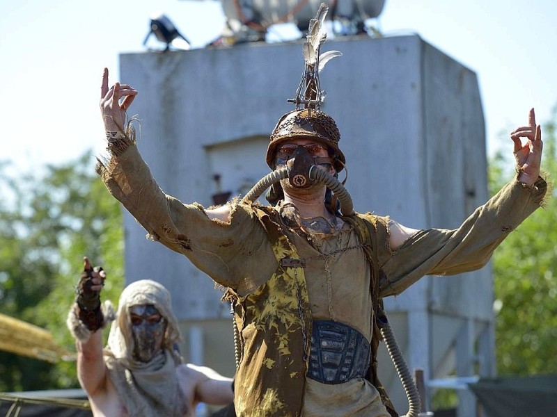 Staub, Morast und glühende Hitze: So schwitzen die Heavy-Metal-Fans beim Festival in Wacken.