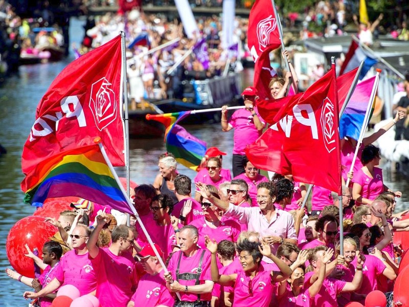 Auch Politprominenz kam zur Parade: In diesem Meer aus Rosa feiert...