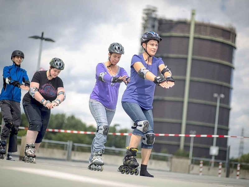 ...lernen die Rollschuh-Beginner bei der Skaterschule NRW, wie sie sich auf den Rollen bewegen müssen.