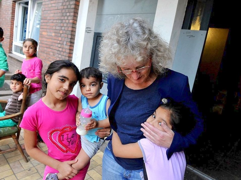 Bürgerwache gegen Rechts vor dem Roma-Haus in  Rheinhausen.