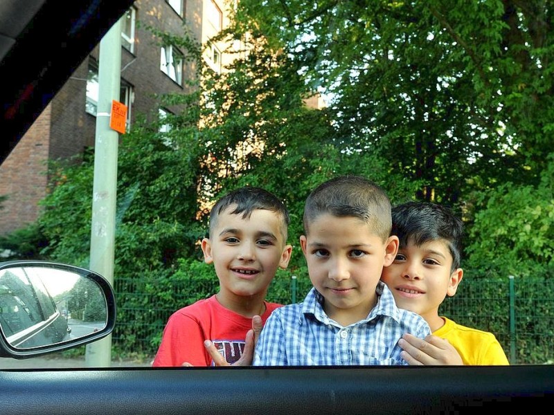 Bürgerwache gegen Rechts vor dem Roma-Haus in  Rheinhausen.