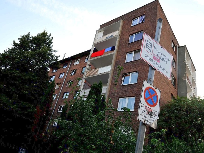 Bürgerwache gegen Rechts vor dem Roma-Haus in  Rheinhausen.