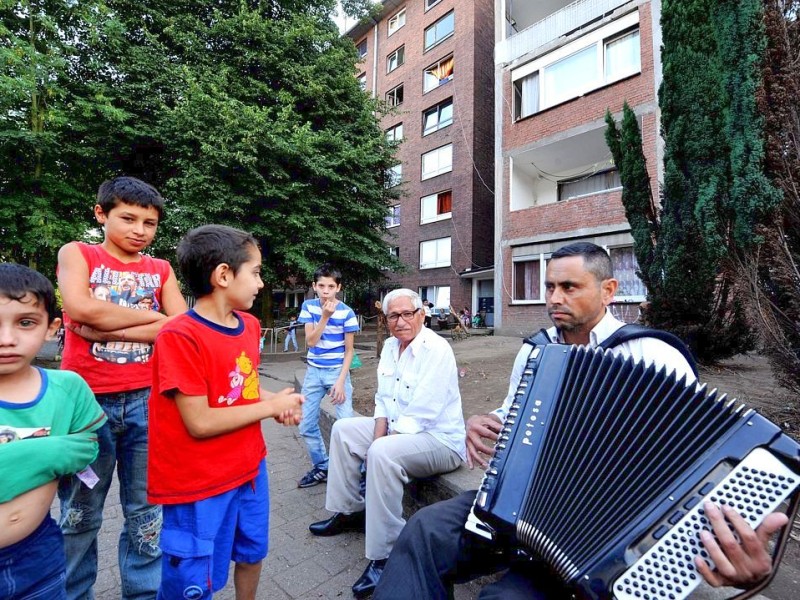 Bürgerwache gegen Rechts vor dem Roma-Haus in  Rheinhausen.