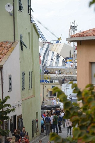 Die Costa Concordia war im Januar 2012 vor der Insel auf einen Felsen gefahren und gekentert, 32 Menschen starben bei dem Unglück.