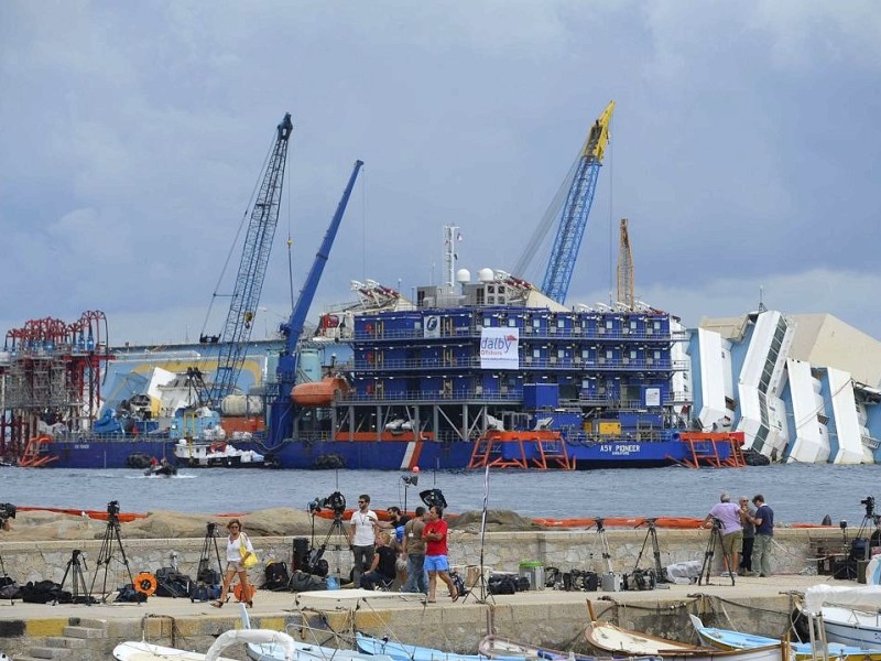 Die Costa Concordia war im Januar 2012 vor der Insel auf einen Felsen gefahren und gekentert, 32 Menschen starben bei dem Unglück.