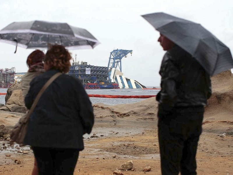 Die Costa Concordia war im Januar 2012 vor der Insel auf einen Felsen gefahren und gekentert, 32 Menschen starben bei dem Unglück.