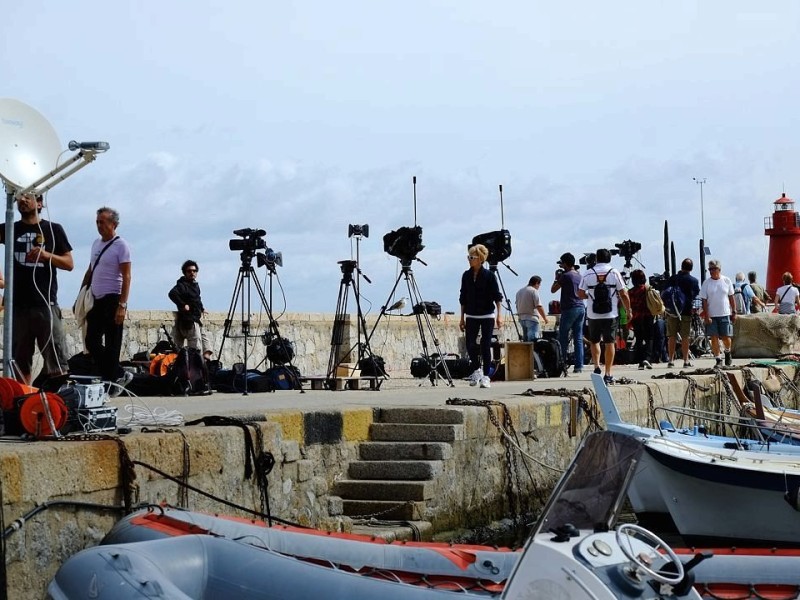 Die Costa Concordia war im Januar 2012 vor der Insel auf einen Felsen gefahren und gekentert, 32 Menschen starben bei dem Unglück.