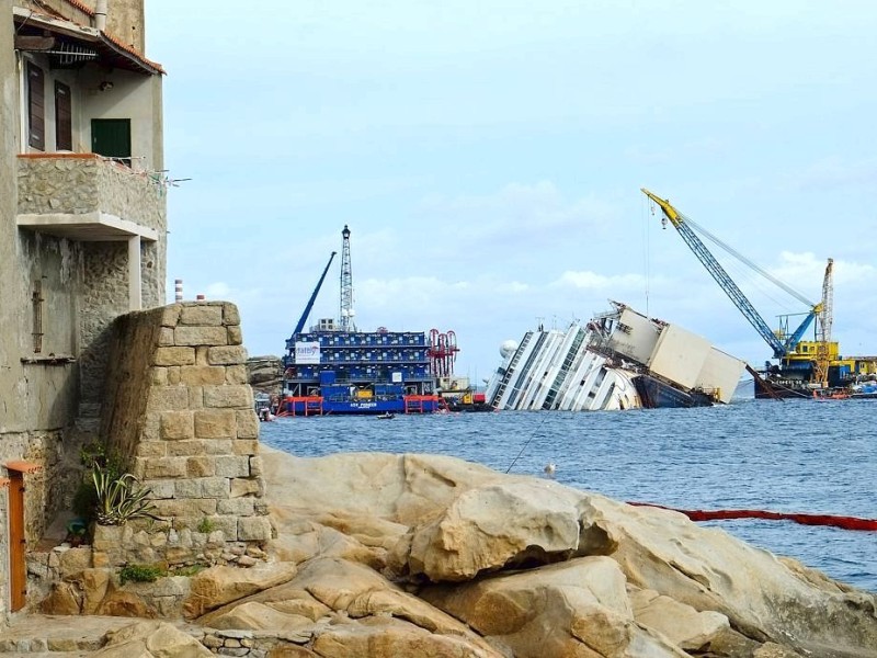 Die Costa Concordia war im Januar 2012 vor der Insel auf einen Felsen gefahren und gekentert, 32 Menschen starben bei dem Unglück.