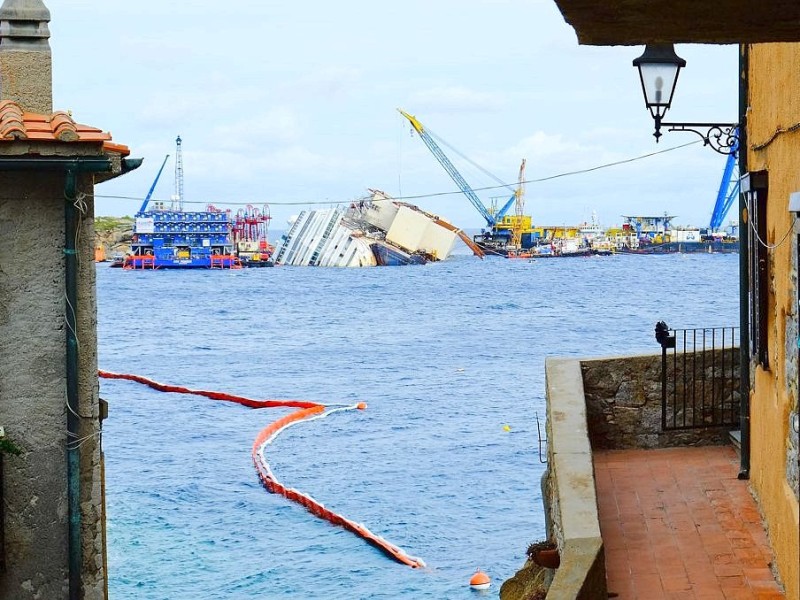 Die Costa Concordia war im Januar 2012 vor der Insel auf einen Felsen gefahren und gekentert, 32 Menschen starben bei dem Unglück.