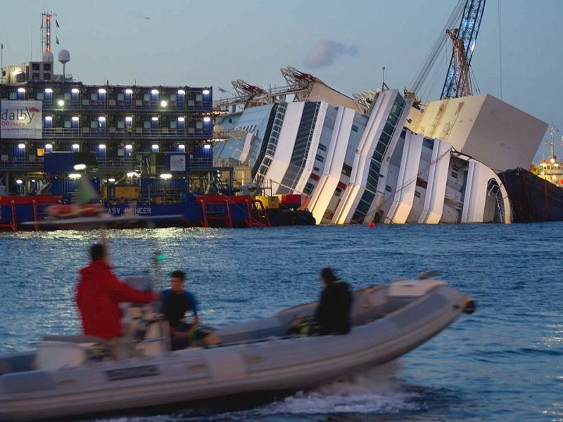 Die Costa Concordia war im Januar 2012 vor der Insel auf einen Felsen gefahren und gekentert, 32 Menschen starben bei dem Unglück.