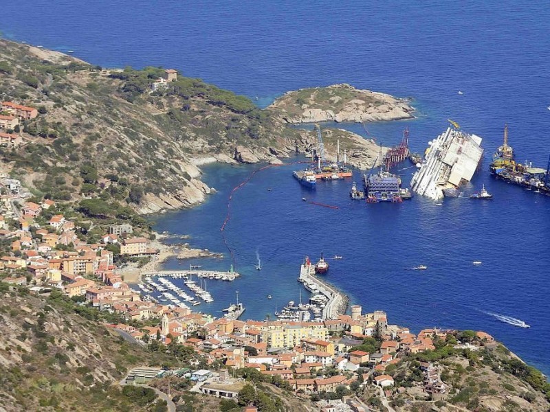 Die Costa Concordia war im Januar 2012 vor der Insel auf einen Felsen gefahren und gekentert, 32 Menschen starben bei dem Unglück.