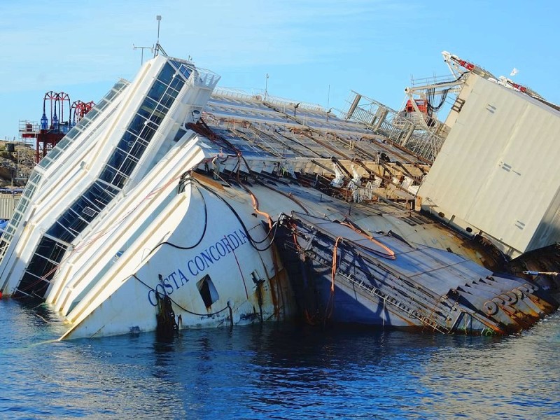 Die Costa Concordia war im Januar 2012 vor der Insel auf einen Felsen gefahren und gekentert, 32 Menschen starben bei dem Unglück.