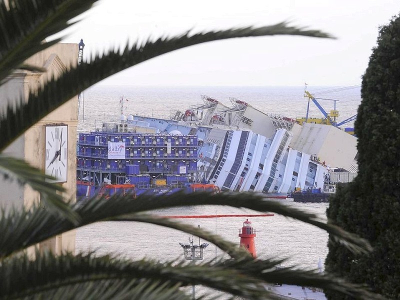 Die Costa Concordia war im Januar 2012 vor der Insel auf einen Felsen gefahren und gekentert, 32 Menschen starben bei dem Unglück.